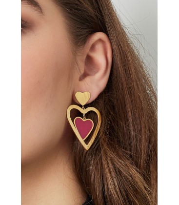 Goudkleurige oorhangers met als bedel een roze hart