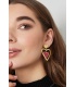 Goudkleurige oorhangers met als bedel een roze hart