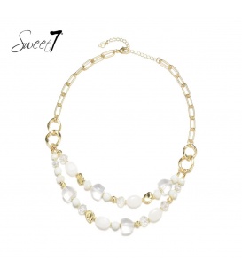 Witte halsketting met 2 strengen glaskralen en goudkleurige elementen