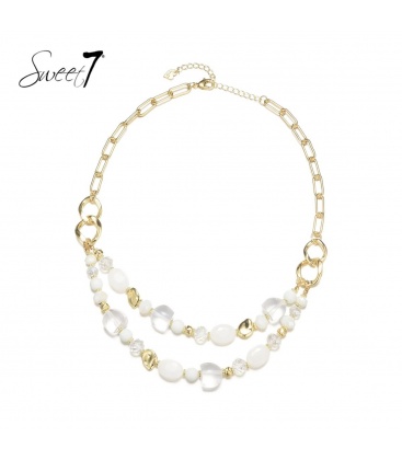 Witte halsketting met 2 strengen glaskralen en goudkleurige elementen