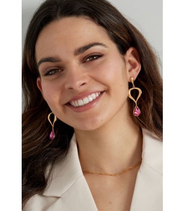 Goudkleurige oorhangers met een roze glas steentje