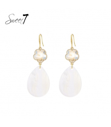 Goudkleurige oorhangers met een witte schelpen hanger