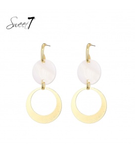 Goudkleurige oorhangers met een wit schelpen bedel