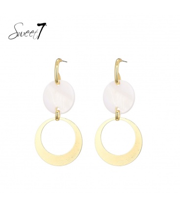 Goudkleurige oorhangers met een wit schelpen bedel