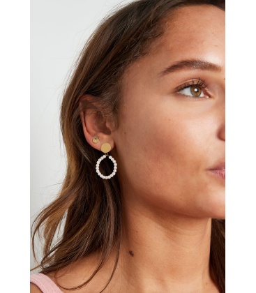 Goudkleurige oorhangers met acryl witte pareltjes