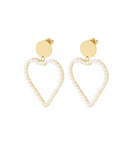 Goudkleurige oorhangers in de vorm van een hart met kunst pareltjes