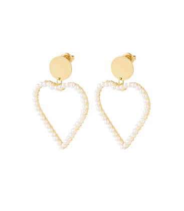 Goudkleurige oorhangers in de vorm van een hart met kunst pareltjes
