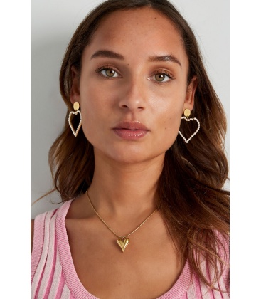 Goudkleurige oorhangers in de vorm van een hart met kunst pareltjes