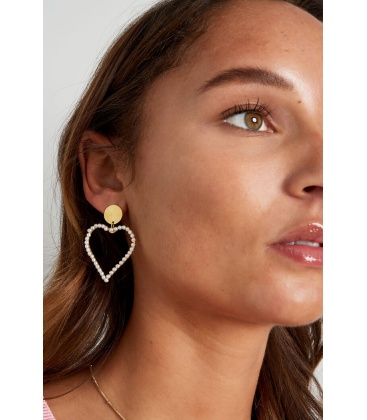 Goudkleurige oorhangers in de vorm van een hart met kunst pareltjes