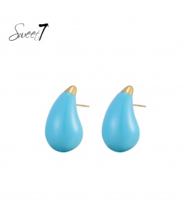 Blauwe oorhangers met een goudkleurig accent