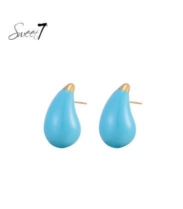 Blauwe oorhangers met een goudkleurig accent