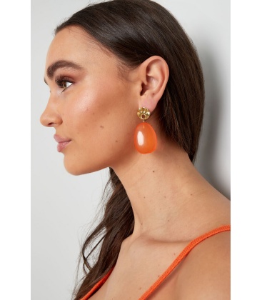 Oranje oorhangers met een goudkleurig oor stukje