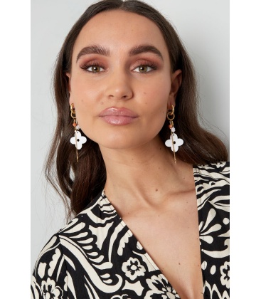 Goudkleurige oorhangers met een roze bloem en bedels