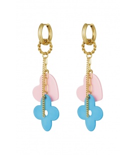 Goudkleurige oorhangers met een roze hart en een blauwe bloem