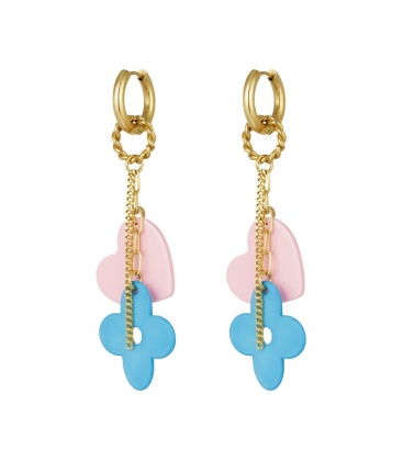 Goudkleurige oorhangers met een roze hart en een blauwe bloem