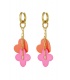 Goudkleurige oorhangers met een oranje hart en een roze bloem