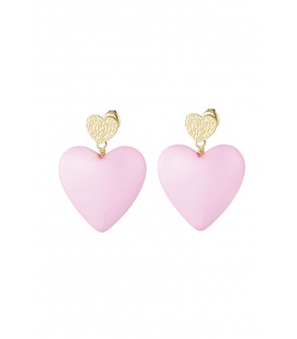 Roze harte oorhangers met een goudkleurig hartje als oor stukje
