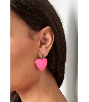 Roze harte oorhangers met een goudkleurig hartje als oor stukje