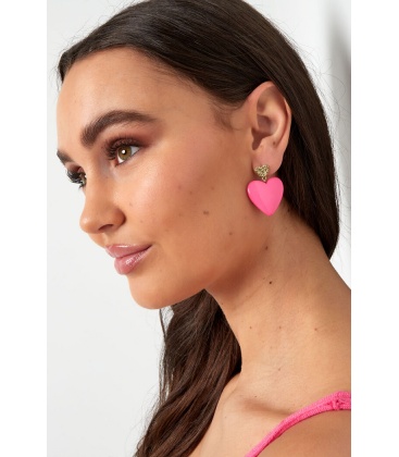 Roze harte oorhangers met een goudkleurig hartje als oor stukje