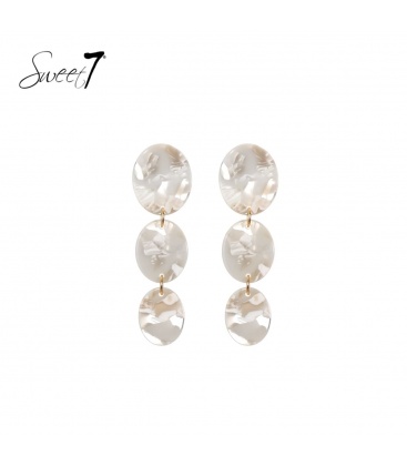 Beige oorhangers met 3 elementen