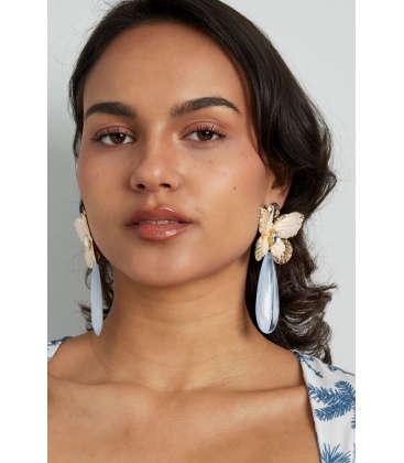 Groene oorhangers met een goudkleurige vlinder