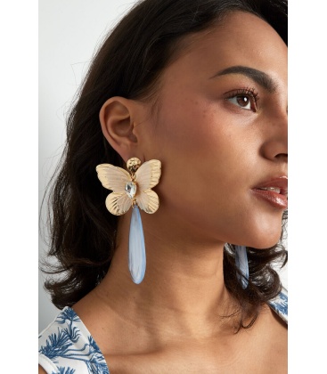 Licht blauwe oorhangers met een goudkleurige vlinder