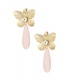 Licht roze oorhangers met een goudkleurige vlinder