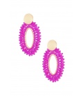Goudkleurige oorhangers met meerdere rijen roze glas kralen