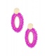 Goudkleurige oorhangers met meerdere rijen roze glas kralen