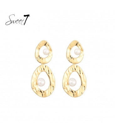 Goudkleurige oorhangers met schelpen parels