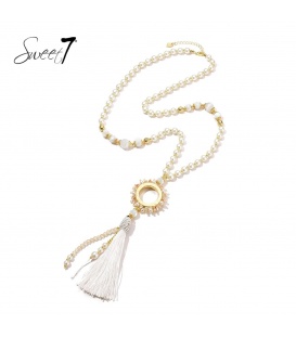 Witte lange halsketting met imitatie parels en een kwast als hanger