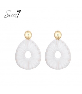 Witte oorhangers van raffia