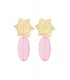 Roze oorhangers met een goudkleurige bloem