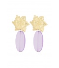 Paarse oorhangers met een goudkleurige bloem