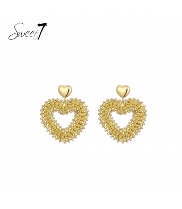 Goudkleurige harten oorhangers met koord en glas kralen