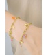 Goudkleurige armband met bloemen bedels en gekleurde kralen