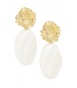 Witte schelpen oorhangers met een goudkleurige bloem als oor stukje