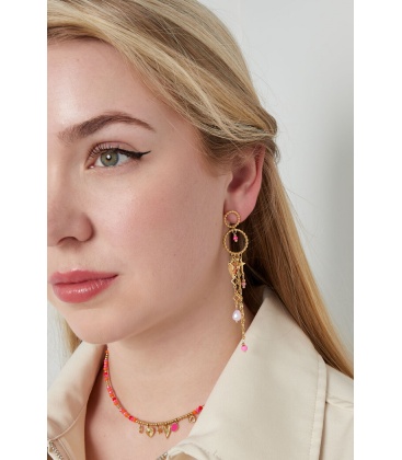 Goudkleurige oorhangers met roze kralen