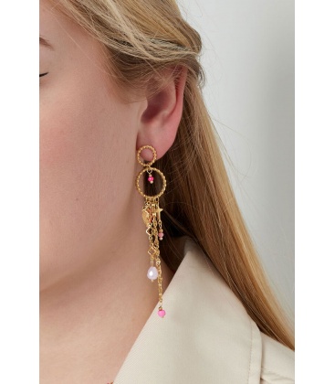 Goudkleurige oorhangers met roze kralen