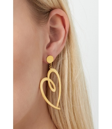 Goudkleurige harten oorhangers met een bewerkte rand