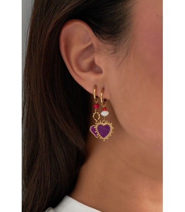 Goudkleurige oorhangers met een paars hartje en kralen