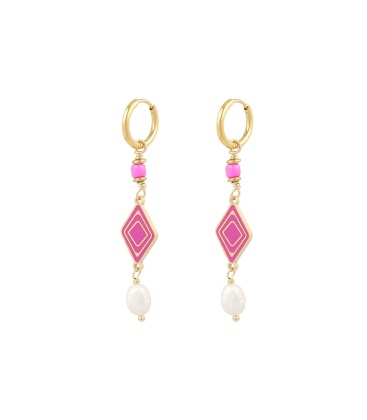 Goudkleurige oorringen met roze bedel, kralen en parel.