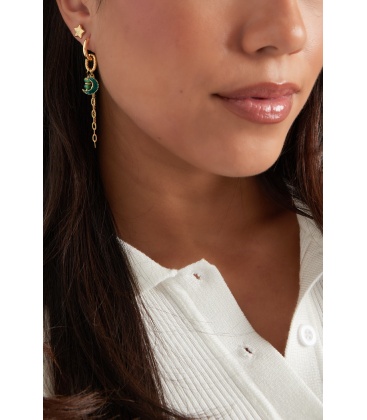 Goudkleurige oorhangers met een maan en kralen