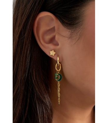 Goudkleurige oorhangers met een maan en kralen