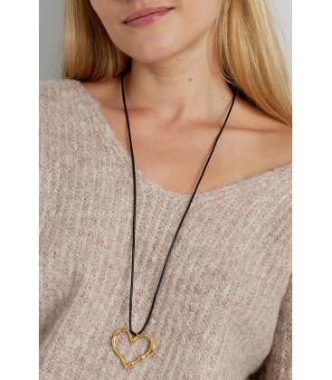 Halsketting van zwart koord met een goudkleurige harten hanger