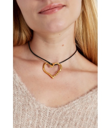 Halsketting van zwart koord met een goudkleurige harten hanger