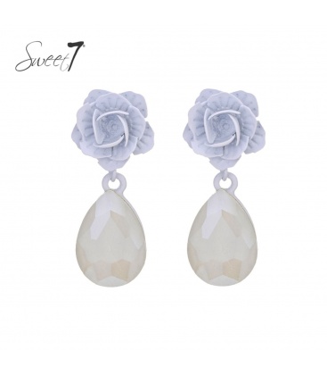 Witte oorhangers met een bloem motief