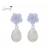 Witte oorhangers met een bloem motief