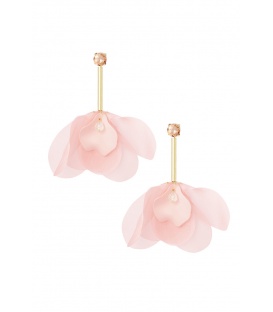 Licht roze oorhangers met een goudkleurig staafje en een glas steentje