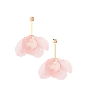 Licht roze oorhangers met een goudkleurig staafje en een glas steentje